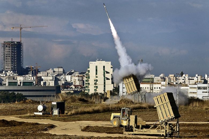 Breaking! Tel Aviv Under Fire. Iron Dome Shoots Down Missile